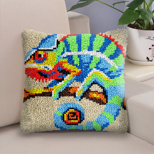 Chameleon - Latch Hook Pillow Kit